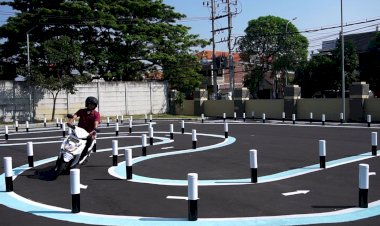 Pemohon-SIM-Tetap-Kesulitan-Atasi-Lintasan-S,-Polresta-Sidoarjo-Berikan-Latihan-Uji-Praktik-Gratis-Kepada-Pemohon